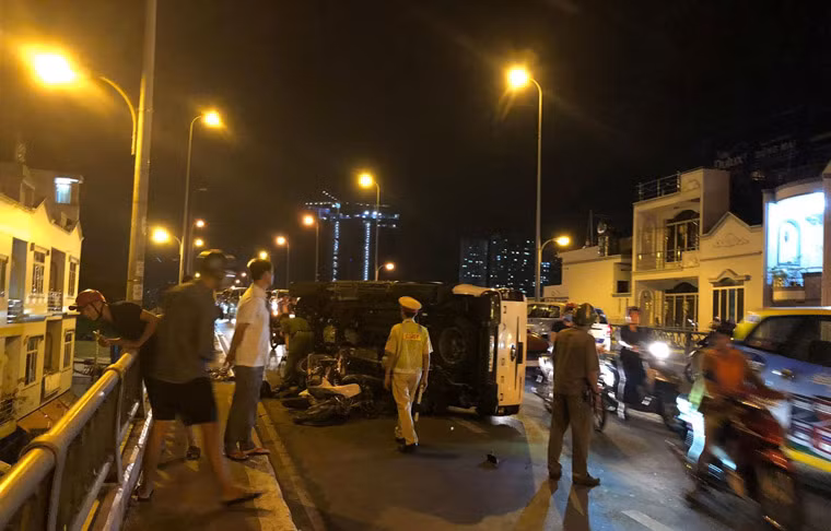 Hậu quả vụ tai nạn khiến 1 người đàn ông đi xe máy bị ô tô bán tải húc văng khỏi cầu ở độ cao khoảng 6 mét, rơi xuống phía bên dưới tử vong, 2 người khác đi trên xe máy cũng bị thương được chuyển vào bệnh viện cấp cứu.