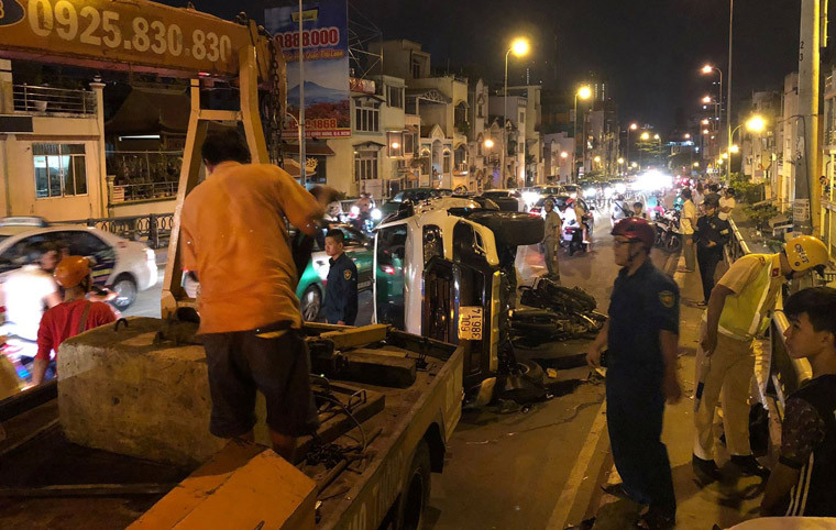 Đến rạng sáng nay 8/4, các đơn vị nghiệp vụ Công an quận 4, TP HCM mới hoàn tất công tác khám nghiệm, giải tỏa hiện trường vụ tai nạn ô tô húc xe máy trên cầu Kênh Tẻ, làm 1 người tử vong.