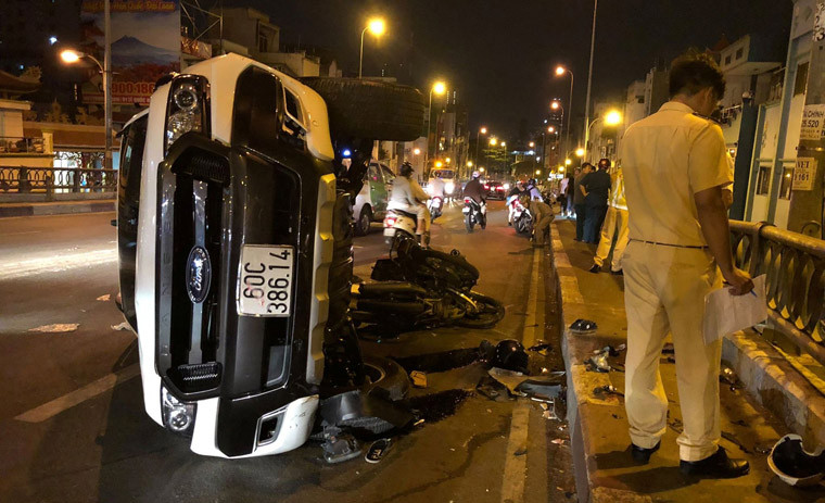 Chiếc xe bán tải chỉ dừng lại khi đâm vào thành cầu Kênh Tẻ rồi lật nhào.