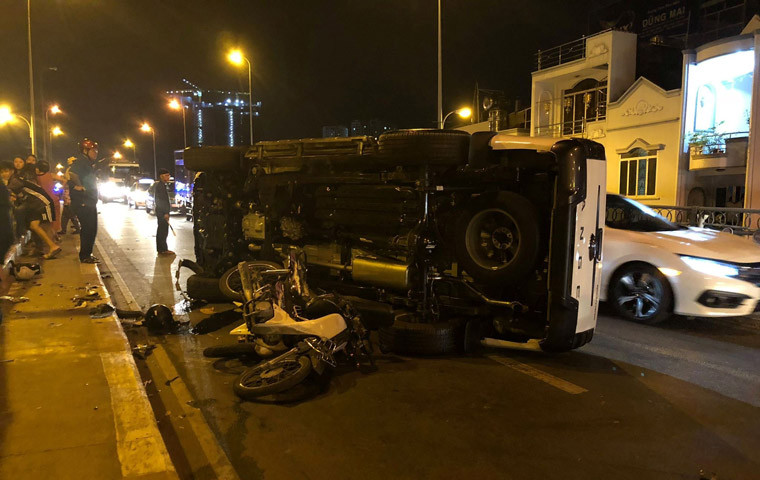 Khi xe đang lên đoạn gần giữa cầu thì đột ngột lao qua trái, ủi bay dải phân cách giữa cầu rồi lao qua chiều ngược lại, tông liên tiếp vào 2 xe máy đang đi ở làn đường đối diện.