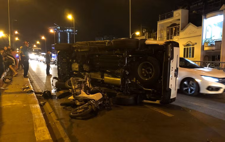 Khi xe đang lên đoạn gần giữa cầu thì đột ngột lao qua trái, ủi bay dải phân cách giữa cầu rồi lao qua chiều ngược lại, tông liên tiếp vào 2 xe máy đang đi ở làn đường đối diện.