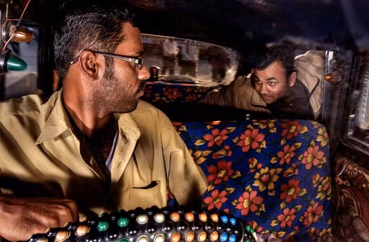 Không gian trong những xe taxi loại này thường khá chật hẹp. Trong ảnh, một nam hành khách đang cúi người xuống để vào xe.