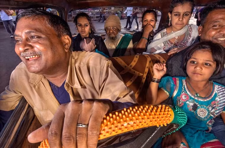 Một gia đình ngồi trong xe taxi có tuổi đời nửa thế kỷ ở Mumbai.