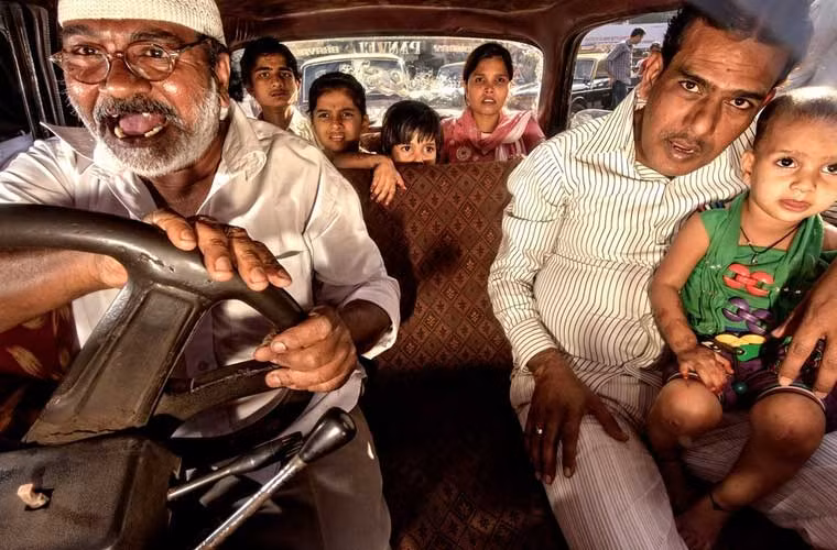 Trong giai đoạn thịnh hành, có hơn 60.000 taxi cổ kiểu này hoạt động trên khắp các tuyến phố ở Mumbai. Người dân địa phương thường gọi taxi loại này là Kaali-Peeli.