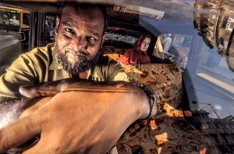 Trong suốt 4 năm ròng, nhiếp ảnh gia Wallace sinh ra ở Glasgow tập trung khai thác nhân vật chính ở đây là những taxi Premier Padmini sản xuất trong thập niên 1960 được sơn hai màu chủ đạo là đen và vàng.