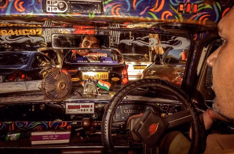 Tuy nhiên, do tuổi đời quá lâu nên các taxi cổ Premier Padmini xả rất nhiều khói, làm ảnh hưởng tới môi trường. Với quy định giảm ô nhiễm môi trường, taxi loại này không còn hiện diện ở thành phố Mumbai nhiều như trước.