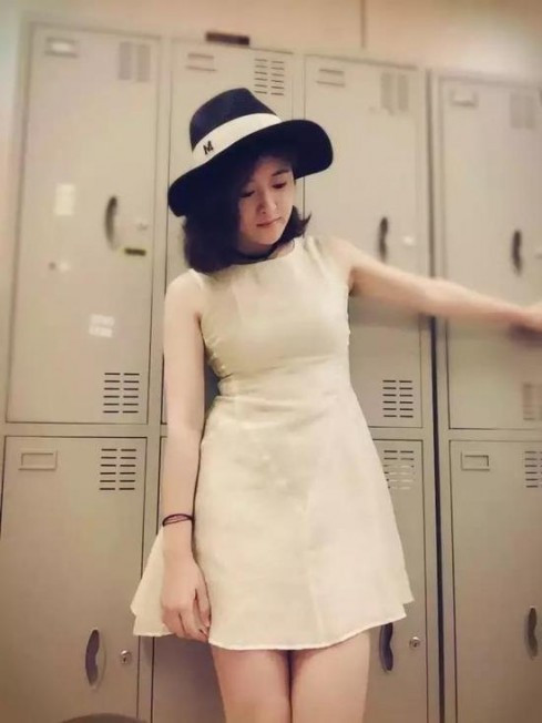 Tính cách thú vị và sự tận tình với người bệnh là một điều tuyệt vời ở cô bác sĩ trẻ. Là một phụ nữ hiện đại, Dịch Hinh luôn khẳng định được chuyên môn trong công việc và sự năng động, tự tin trong cuộc sống.