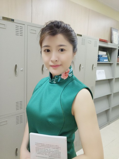 Sau giờ nghỉ trưa, cô bác sĩ nổi tiếng có sở thích mặc sườn xám.