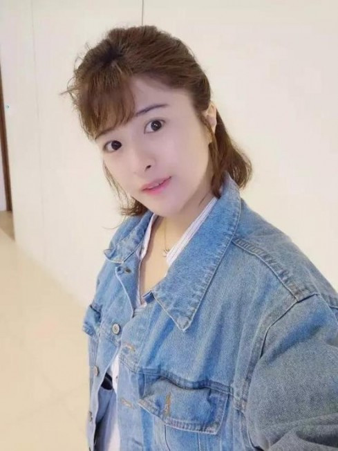 Và tin buồn cho những bệnh nhân có ý định mon men đến làm quen với nữ bác sĩ xinh đẹp này đó là Dịch Hinh đã có gia đình và có con. Tuy nhiên điều đó cũng không làm giảm sức hút của bác sĩ xinh đẹp nhất Trung Quốc, hiện tại cô được nhiều trang báo của xứ Trung ca ngợi là “đệ nhất thiên thần”.