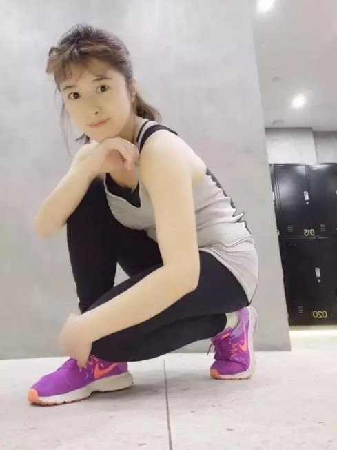 Để có được thân hình rắn chắc, da mặt trắng mịn Dịch Hinh cũng dành thời gian cho việc tập luyện thể dục.