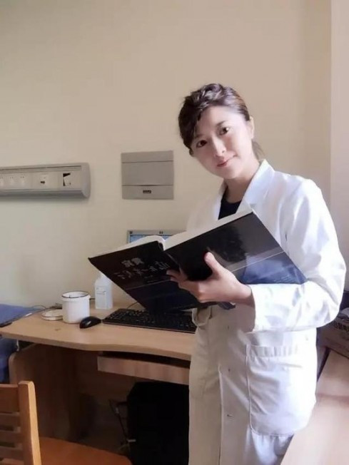 Tài khoản trên Weibo của cô nàng Dịch Hinh thường xuyên chia sẻ các clip do cô tự thực hiện cũng nhận được sự ủng hộ nhiệt tình của mọi người. Nội dung các clip được nữ bác sĩ miêu tả lại tình trạng của nhiều bệnh nhân và cách thức hợp tác với bác sĩ để có thể nhanh chóng xong ca khám.