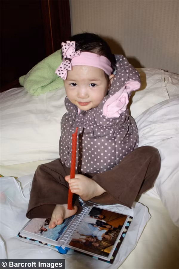 Tuy bị khiếm khuyết đôi tay nhưng Sophi có thể làm mọi thứ bằng đôi chân của mình, từ rửa bát, chải tóc, đánh răng, hay thậm chí là vẽ tranh và viết chữ.