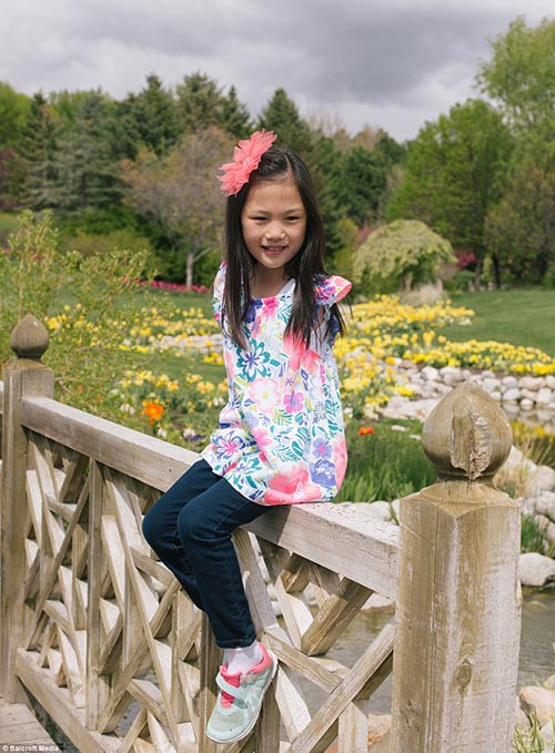 Sau 7 năm Sophi đã lớn và sở hữu gương mặt kháu khỉnh, dễ thương, mái tóc dài đen nháy...