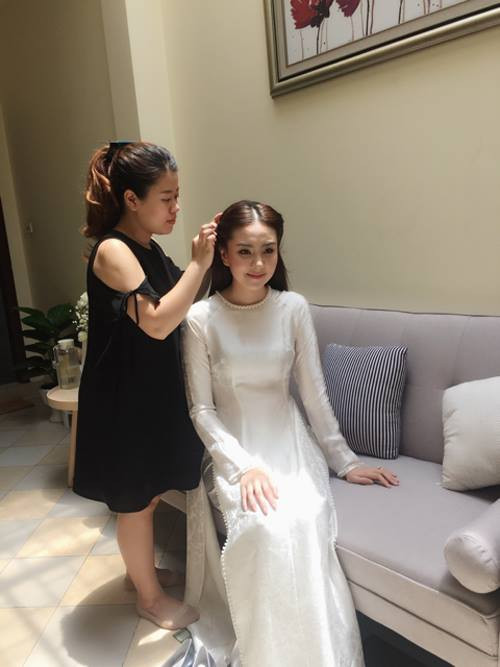 Hôm 22/7 vừa qua, nữ MC đẹp nhất VTV - Mai Ngọc đã làm lễ dạm ngõ với người bạn trai của mình. Hình ảnh lễ dạm ngõ được trang trí đẹp, giản dị nhưng vẫn rất sang trọng và tâm điểm là nữ MC xinh tuyệt trần được khán giả truyền hình, cư dân mạng quan tâm tâm, truyền tay nhau không ngừng. Được biết, lễ dạm ngõ vừa qua và đám cưới sắp tới là kết quả của chuyện tình kéo dài 10 năm của Mai Ngọc và bạn trai thiếu gia.