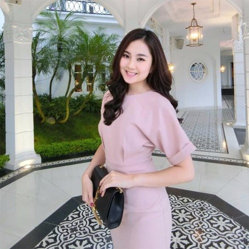Mai Ngọc là hotgirl đời đầu của giới trẻ Hà Nội, cô từng làm người mẫu ảnh và sau khi tốt nghiệp Đại học cô gắn bó với công việc MC. Cô nàng là cựu sinh viên của Học viện Báo chí và Tuyên truyền, không chỉ xinh đẹp mà cô còn biết đến là một biên tập viên đầy thực lực. Thế hệ 8X, 9X đời đầu chắc chắn đã rất quen mặt với hot girl Ngọc Xinh thường xuyên xuất hiện trên các trang báo, tạp chí cho thanh niên, giới trẻ thời bấy giờ. Tuy nhiên, cho đến bây giờ Mai Ngọc vẫn cho rằng cô vẫn cảm thấy rất may mắn khi rời bỏ showbiz để đi theo con đường báo chí.