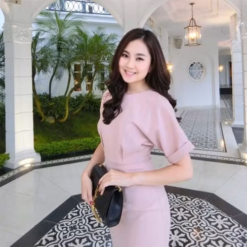 Mai Ngọc là hotgirl đời đầu của giới trẻ Hà Nội, cô từng làm người mẫu ảnh và sau khi tốt nghiệp Đại học cô gắn bó với công việc MC. Cô nàng là cựu sinh viên của Học viện Báo chí và Tuyên truyền, không chỉ xinh đẹp mà cô còn biết đến là một biên tập viên đầy thực lực. Thế hệ 8X, 9X đời đầu chắc chắn đã rất quen mặt với hot girl Ngọc Xinh thường xuyên xuất hiện trên các trang báo, tạp chí cho thanh niên, giới trẻ thời bấy giờ. Tuy nhiên, cho đến bây giờ Mai Ngọc vẫn cho rằng cô vẫn cảm thấy rất may mắn khi rời bỏ showbiz để đi theo con đường báo chí.