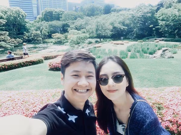 MC Mai Ngọc vốn là người rất kín tiếng về đời tư, chính vì thế khi những thông tin về việc cô lấy chồng, lập gia đình rộ lên càng khiến dư luận, cư dân mạng thêm quan tâm, tò mò. Nữ BTV xinh đẹp chưa từng chia sẻ công khai và quá chi tiết chuyện tình cảm của mình trên báo mạng nhưng những hình ảnh, thông tin lan truyền trong suốt những ngày qua khiến mọi người đủ hiểu được Mai Ngọc đã có được cuộc sống, tình yêu đẹp và hạnh phúc như thế nào.