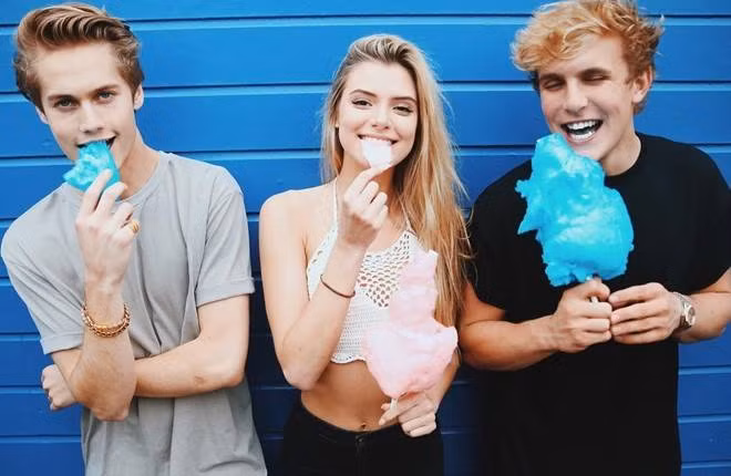 Mới đây giới trẻ quốc tế đang xuất hiện trào lưu “bạn thân cùng nổi tiếng” được nhiều cô cậu hot teen thích thú. Và một trong những nhóm bạn thân hot nhất mạng xã hội sẽ không thể không nhắc đến những cái tên đình đám như Jake Paul, Logan Paul, Alissa Violet.