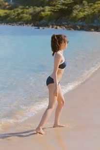 Từ trước đến nay Kiều Trinh luôn được xem là một hot girl Việt khá ngoan hiền, giản dị, trung thành với phong cách ăn mặc kín đáo. Vì đây là lần đầu tiên Kiều Trinh mặc bikini chụp ảnh nên hầu hết dân mạng, những người theo dõi hot girl này đều tỏ ra ngỡ ngàng, thích thú.