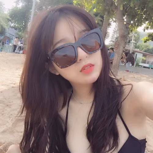 Dù không quá đẫy đà, nóng bỏng nhưng hot girl Tú Linh vẫn có nhiều nét gợi cảm. Những hình ảnh này được đăng tải đã nhanh chóng nhận được hàng ngàn bình luận khen xinh, “lột xác” của cộng đồng mạng. Ảnh trong bài: Facebook nhân vật.