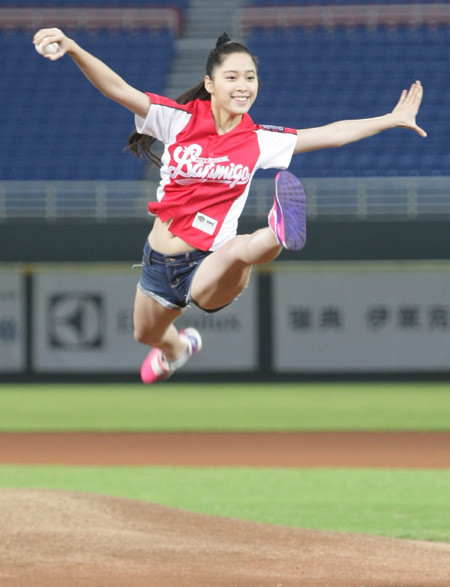 Giỏi cầm - kỳ - thi -họa, lại rất năng động và chăm tập thể thao... tên tuổi của Nini trở thành hiện tượng truyền thông ở Đài Loan, Trung Quốc sau một lần cô thể hiện một cú nhào lộn và ném bóng chày ở sân vận động. Kết hợp thể thao và nhảy múa, Nini khiến hàng ngàn khán giả đứng ngồi không yên. Hình ảnh "đôi chân chết người" sau đó cũng trở một "thương hiệu" riêng của Nini.