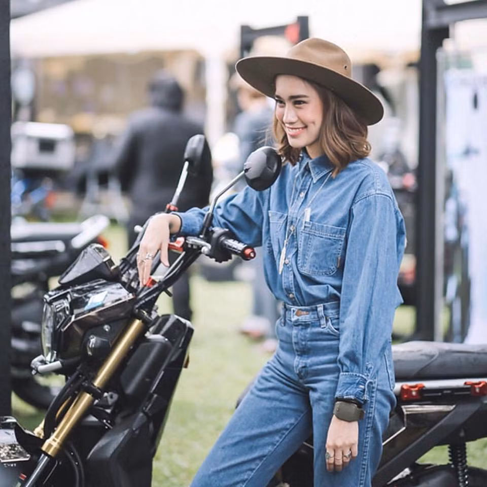 Tuy nhiên ở một số góc ảnh khác, gương mặt của Ida Siriwut và Ngọc Thảo có những điểm khác biệt. Ví dụ như gương mặt của Ida Siriwut khá dài, trong khi Ngọc Thảo sở hữu gương mặt trái xoan, nhỏ nhắn và hài hòa.