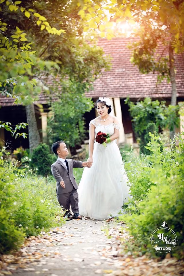 Đôi khi tình yêu là một dạng cảm xúc kỳ lạ mà không phải ai cũng có thể giải thích được, nó cũng giống như việc cô dâu Bích Phượng xinh đẹp, cuốn hút đã sẵn sàng gạt bỏ mọi khoảng cách về chiều cao, địa lý để sánh đôi bên chú rể tí hon Hữu Cường trong bộ ảnh cưới mới đây gây xôn xao dư luận.