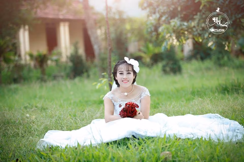 Cô dâu Bích Phương có khuôn mặt hài hòa, xinh đẹp và nụ cười tươi tắn...