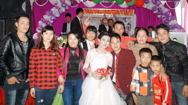 Hai nhân vật chính trong câu chuyện vừa được nhắc đến là chú rể Quý (quê Nghệ An) và cô dâu Cẩm Giang (quê Long An). Đám cưới diễn ra ngày 24/2 ở vùng quê nghèo Diễn Hải, Diễn Châu, Nghệ An.