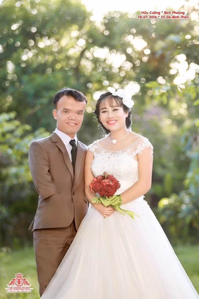 Nhìn qua chắc chắn ai cũng có thể dễ dàng nhận thấy chiều cao đặc biệt của chú rể Hữu Cường, trong khi cô dâu Bích Phương lại sở hữu vóc dáng ấn tượng, khuôn mặt xinh xắn, cuốn hút. Để có thể tiến tới một đám cưới hạnh phúc, có lẽ cặp đôi đũa lệch này cũng đã phải trải qua sự phản đối gay gắt từ phía gia đình và nhất là gia đình nhà cô dâu. Nhưng họ vẫn giữ một tâm thế vững vàng, kiên định. Và cái kết hạnh phúc là thành quả xứng đáng cho đôi vợ chồng trẻ xứ Thanh.