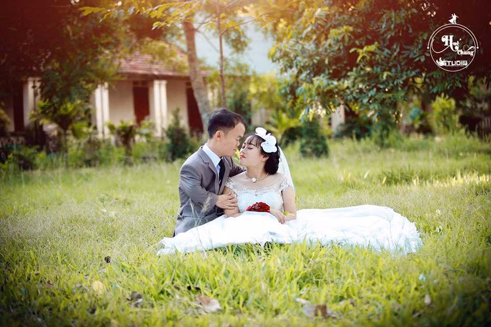 Chỉ sau nửa ngày chia sẻ trên mạng xã hội, bộ ảnh của cặp đôi " nàng khổng lồ, chàng tí hon" này đã nhận được hơn 6 nghìn lượt người thích và hàng trăm bình luận chúc mừng từ phía cư dân mạng. Bích Phượng và Hữu Cường không tạo ấn tượng bởi ngoại hình long lanh hay gia thế khủng mà chính tình yêu giản dị, chân thành của họ đã lay động trái tim của tất cả mọi người.