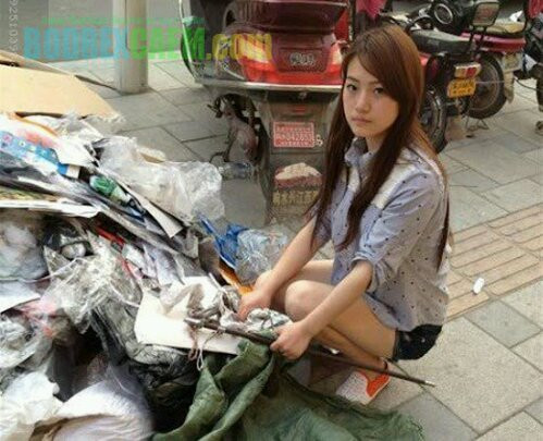 Thứ nhất, Tiểu Vũ ăn mặc rất sạch sẽ và hiện đại, ngoài ra cô nàng còn để mái tóc dài ngang lưng, thực sự không phù hợp với những người lao động, người thường xuyên phải tiếp xúc với rác bẩn, phế liệu. Thứ hai, cách tạo dáng, nhìn trực diện vào ống kính khi được chụp ảnh của Tiểu Vũ cũng tạo ra rất nhiều sự nghi ngờ. Dân mạng Trung Quốc phán đoán cô gái trẻ này chỉ giả vờ đóng vai người nhặt rác để chụp ảnh "sống ảo", gây sự chú ý trên mạng xã hội mà thôi.