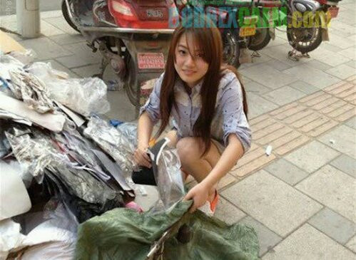 Cư dân mạng gọi cô gái xinh đẹp nhặt phế liệu trên vỉa hè này là Tiểu Vũ. Cô nàng được dự đoán khoảng 21-21 tuổi và do gia đình khó khăn, phải bỏ học để đi làm công việc lao động vất vả này để kiếm thêm thu nhập. Tuy nhiên, sau khi tìm hiểu kỹ càng, một bộ phận dân mạng lại phát hiện ra khá nhiều điểm nghi vấn về danh tính thực sự của Tiểu Vũ, đặc biệt là thông qua ngoại hình và cách ăn mặc.