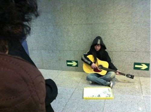 Hồi tháng 1/2011, một hot girl ăn xin xuất hiện trên đường phố Bắc Kinh, Trung Quốc, được chụp lại ảnh và đăng lên mạng cũng từng là nhân vật hết sức nổi tiếng, gây nhiều tranh cãi trong suốt một thời gian dài sau đó. Cô nàng xuất hiện với vẻ ngoài nhem nhuốc, mặc chiếc áo khoác trùm đầu, tay ôm đàn guitar và ngồi run rẩy giữa cái lạnh ngoài trời, cố gắng chơi nhạc để xin từng đồng lẻ của người qua đường.