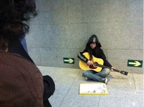 Hồi tháng 1/2011, một hot girl ăn xin xuất hiện trên đường phố Bắc Kinh, Trung Quốc, được chụp lại ảnh và đăng lên mạng cũng từng là nhân vật hết sức nổi tiếng, gây nhiều tranh cãi trong suốt một thời gian dài sau đó. Cô nàng xuất hiện với vẻ ngoài nhem nhuốc, mặc chiếc áo khoác trùm đầu, tay ôm đàn guitar và ngồi run rẩy giữa cái lạnh ngoài trời, cố gắng chơi nhạc để xin từng đồng lẻ của người qua đường.