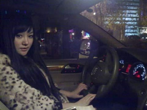 Tuy nhiên, sau đó truyền thông địa phương đã có kết luận về danh tính thật của hot girl ăn xin, nó khác xa so với những gì dân mạng đồn đại trước đó. Cô mỹ nữ nữ ăn mày thực chất là một tiểu thư con nhà giàu, con gái đại gia. Nhưng do gia đình gặp biến cố, phá sản và khánh kiệt, cuộc đời cô tiểu thư này buộc phải rẽ sang một lối khác đầy đau thương và tủi nhục khi phải đi ăn mày.