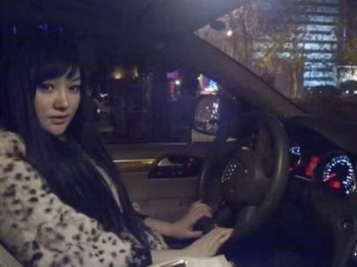 Tuy nhiên, sau đó truyền thông địa phương đã có kết luận về danh tính thật của hot girl ăn xin, nó khác xa so với những gì dân mạng đồn đại trước đó. Cô mỹ nữ nữ ăn mày thực chất là một tiểu thư con nhà giàu, con gái đại gia. Nhưng do gia đình gặp biến cố, phá sản và khánh kiệt, cuộc đời cô tiểu thư này buộc phải rẽ sang một lối khác đầy đau thương và tủi nhục khi phải đi ăn mày.