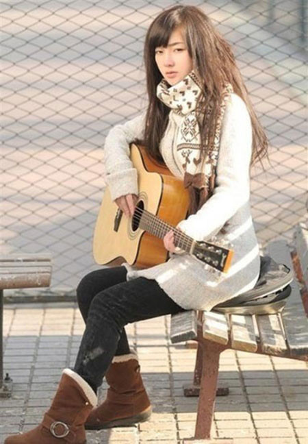 Chỉ vài ngày sau, dân mạng Trung Quốc đã rộ lên rất nhiều tin đồn xoay quanh danh tính, con người thật của cô nàng hot girl ăn xin có khuôn mặt xinh đẹp này. Nhiều dân mạng cho rằng cô nàng này thực chất là gái bán thân, giả dạng làm ăn xin để được nhiều người biết đến, dễ "bắt" được nhiều khách hơn. Có người còn lùng được một vài bức ảnh đời thường của cô nàng này và đăng lên mạng để làm bằng chứng.