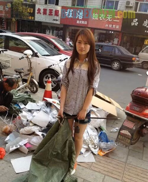 Mới đây, cư dân mạng Trung Quốc, Thái Lan đang xôn xao trước loạt ảnh chụp một cô gái có khuôn mặt rất xinh xắn nhưng lại ăn mặc lam lũ và làm công việc nhặt rác, phế liệu trên đường phố. Bức ảnh của cô gái được cho là chụp trên đường phố Hợp Phì, tỉnh An Huy, Trung Quốc và nhân vật chính nhanh chóng được dân mạng đặt cho biệt danh " hot girl nhặt rác", đồng thời đổ xô đi tìm kiếm thông tin của cô.