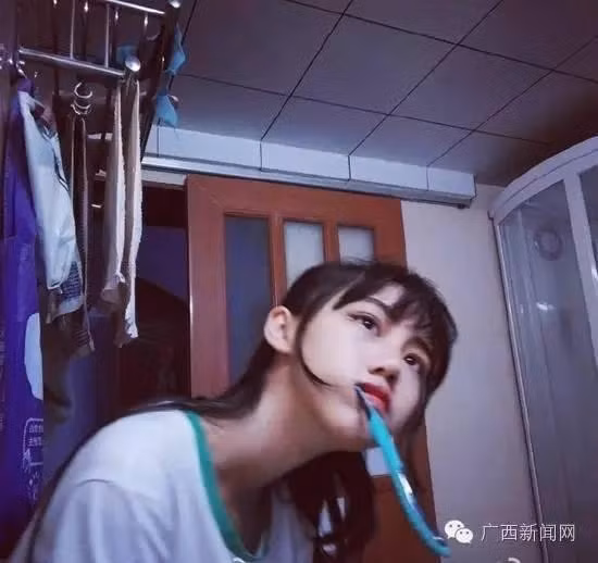 Về tính cách, Lệ Tú tiết lộ bản thân cô không quá lạnh lùng, ít nói như nhiều bạn bè nhận xét. Cô nữ sinh xinh xắn này đơn giản chỉ là "không thích nói nhiều" nhưng vẫn sẵn sàng lắng nghe, chia sẻ với bất cứ người bạn nào khi cần.