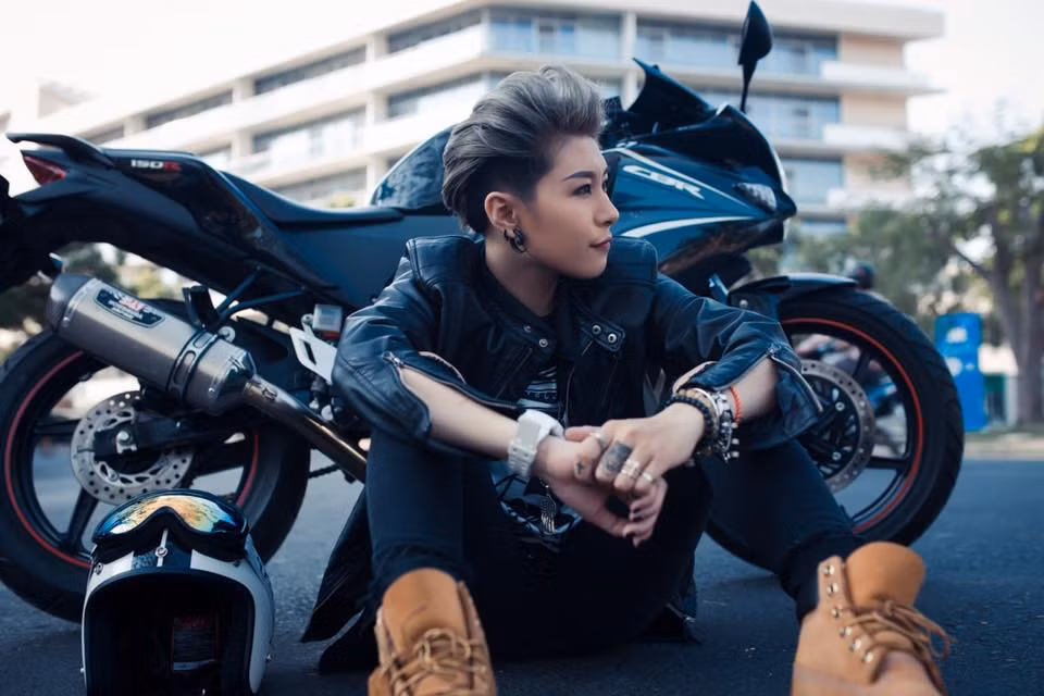 Mái tóc dài mềm mại thướt tha của Thủy Tiên đã bị cắt phăng đi, thay vào đó là mái tóc ngắn nổi loạn trông cực ngầu.