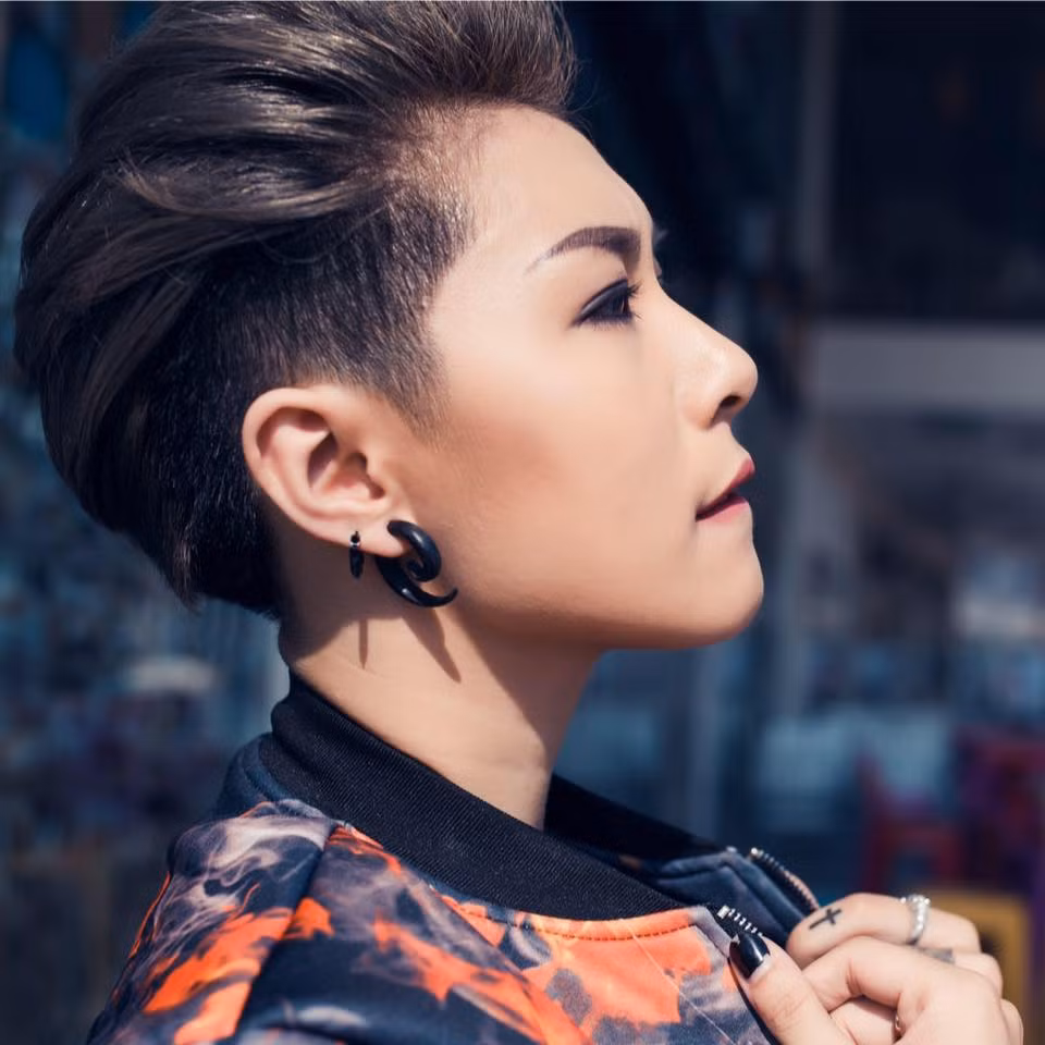 Sau vài năm vắng bóng, mới đây Thủy Tiên bất ngờ trở lại thành lập nhóm nhạc X – Twins, Thủy Tiên đã lấy nghệ danh Kim như là khẳng định dấu mốc mới trên con đường đến với nghệ thuật của mình. Lần trở lại này, nhiều người sẽ phải thốt lên bất ngờ trước màn lột khác ngoạn mục của Thủy Tiên. Không ai có thể tin nổi hot girl kẹo ngọt ngày nào giờ đây có thể trở thành cô nàng tomboy vô cùng đẹp trai, nam tính.