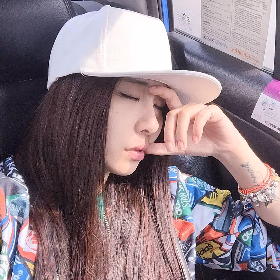 Sau khi dấn thân vào showbiz khoảng 1 năm, Thủy Tiên vẫn giữ mái tóc dài nhưng phong cách của cô đã dần biến chuyển, cô bạn đã lựa chọn trang phục cá tính và sở hữu thêm một vài hình xăm trên bàn tay và cánh tay.