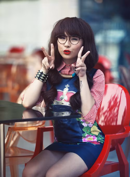  Hot girl kẹo ngọt Ngô Thủy Tiên (sinh năm 1993) là một cái tên khá nổi tiếng trong cộng đồng giới trẻ với hình tượng cô nàng xinh xắn, gương mặt baby và chiếc răng khểnh duyên “chết người”. Bắt đầu từ năm 2010, Thủy Tiên đã dành rất nhiều giải thưởng ấn tượng như giải nhất cuộc thi HHT Icon 2010, giải tư Ngôi nhà âm nhạc 2012, vào lọt vào vòng chung kết Ngôi sao thời trang.