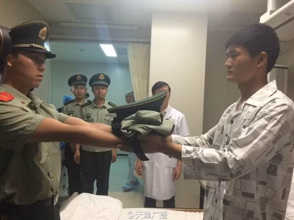 Chiến sĩ Lưu Ngọc Đào, 18 tuổi, thuộc Trung đội 8, đội Phòng cháy chữa cháy Thiên Tân, là một trong những người đầu tiên xông pha vào hiện trường vụ nổ kinh hoàng hôm 12/8. Tuy bị thương phải đưa vào bệnh viện cấp cứu nhưng chiến sĩ Lưu vẫn luôn đau đáu nghĩ đến đồng đội. Khi vừa được xuất viện, anh lập tức xin cấp trên cho mình được tiếp tục làm nhiệm vụ tìm kiếm cứu nạn những người không may vẫn còn bị kẹt trong đống đổ nát. Hình ảnh chiến sỹ trẻ kiên cường và dũng cảm hết lòng vì dân nhân đã khiến không ít người khâm phục...