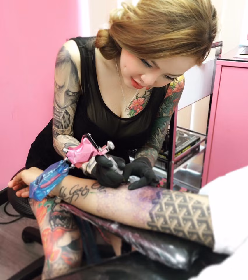 Cô nàng nữ thợ xăm Kinni Ryuusaki cũng sở hữu thân hình nóng bỏng và vòng 1 nảy lửa.