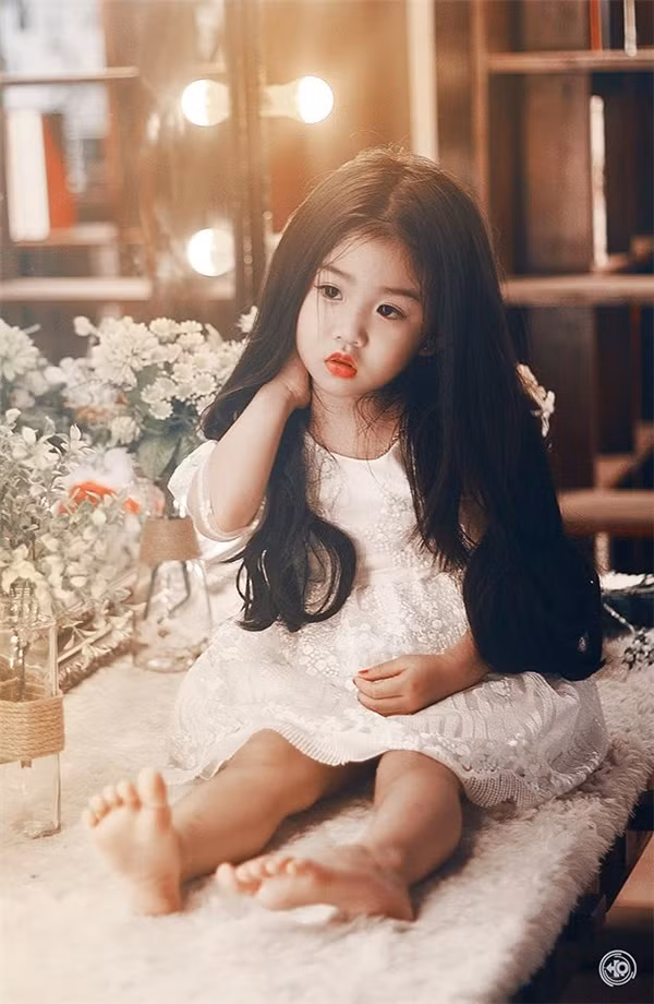 Phó nháy này đã tài tình lựa chọn nhiều góc ảnh đơn giản, tự nhiên nhưng lại rất bắt mắt, đặc biệt là giúp bé Khả Âu thể hiện được nhiều hơn nét xinh xắn, dễ thương của mình. Những bức ảnh cũng được chỉnh sửa bằng photoshop để tăng phần lung linh, tạo màu sắc ấn tượng và chuyên nghiệp hơn.