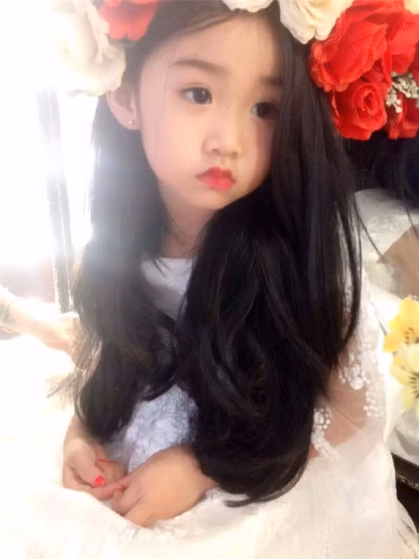 Ngoài ra, dù bé Khả Âu khiến rất nhiều bà mẹ trẻ "phát cuồng", được nhiều người khen ngợi là xinh đẹp "không kém gì hoa hậu" nhưng chị Ka May tiết lộ rằng chị không có ý định hướng con gái đi theo con đường nghệ thuật, để bé trở thành người mẫu, diễn viên hay ca sĩ...