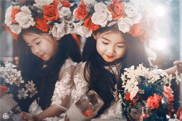 Là lần đầu đi chụp ảnh nghệ thuật nên theo tiết lộ của mẹ bé Khả Âu, đầu buổi chụp bé tỏ ra khá nhút nhát, ngượng ngùng. Nhưng sau đó nhờ sự giúp đỡ của mẹ và chú nhiếp ảnh gia bé đã dần tự nhiên, thoải mái hơn trong khâu tạo dáng. Nhờ vậy rất nhiều khoảnh khắc đẹp, tự nhiên đã được ghi lại khiến mẹ bé cảm thấy rất tâm đắc.