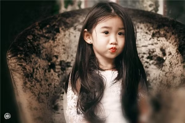 Dù rất ưng bộ ảnh của cô gái, càng thích thú hơn khi được nhiều người khen ngợi, nhưng mẹ của bé Khả Âu vẫn có chút phiền lòng khi một bộ phận dân mạng đưa ra những lời nhận xét, bình luận bất lịch sự về bộ ảnh này. Nhiều người thậm chí còn cố tình bình luận ác ý, dùng những từ ngữ thiếu văn hóa để nhận xét về ngoại hình của cô bé thiên thần 4 tuổi.